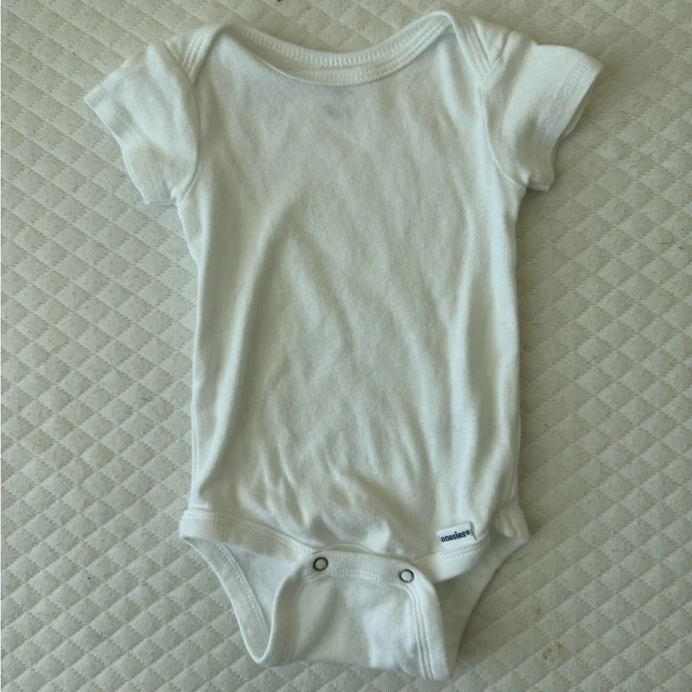 Great Condition! Set of 4 Soft White Baby Onesies, 0-3 Months